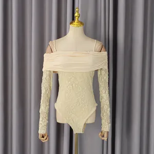 Détail d'un body en dentelle à épaules dénudées avec motifs floraux et encolure à volants
