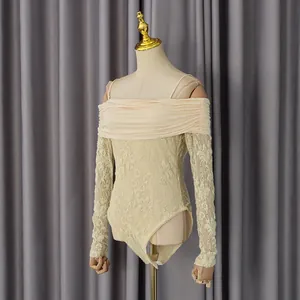 Détail d'un body en dentelle à épaules dénudées avec motifs floraux et volants au col
