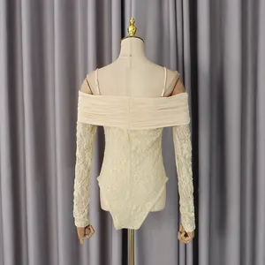 Détail d'un body en dentelle à épaules dénudées avec manches florales et volants
