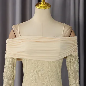 Détail d'un body en dentelle fleurie à épaules dénudées avec volants drapés beiges