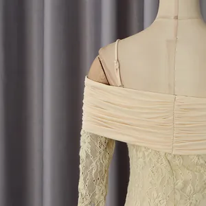 Détail de la combinaison beige à fleurs en dentelle avec épaules dénudées élégantes