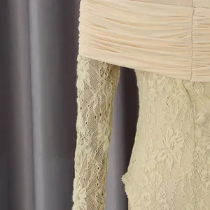 Détail de la combinaison beige à épaules dénudées avec manches en dentelle et plis