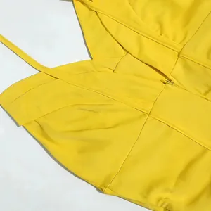 Robe dos nu jaune à col en V avec fines bretelles et fermeture éclair invisible