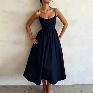 Vue détaillée de la robe midi bleu marine avec fines bretelles et jupe évasée à taille haute