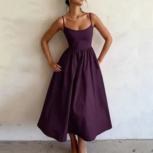 Détails de la robe élégante prune à fines bretelles et jupe évasée en coupe trapèze fluide