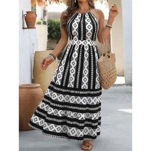 Robe longue dos nu à licou avec imprimé floral bohème noir et blanc pour plage