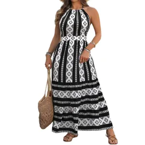 Robe longue dos nu bohème avec imprimé géométrique noir et blanc et jupe à volants