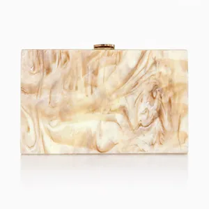 Elegante pochette da sera in acrilico perlato con trama marmorizzata e chiusura dorata