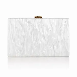 Elegante pochette da sera in acrilico bianco perlato con texture marmo e chiusura oro