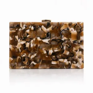 Elegante pochette da sera in acrilico marmorizzato con chiusura dorata cilindrica