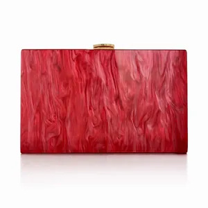 Elegante pochette in acrilico marmo rosso con chiusura dorata e riflesso a specchio
