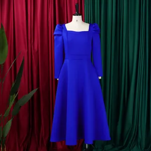 Nahaufnahme von königsblauem Kleid mit quadratischem Ausschnitt und Puffärmeln