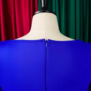 Detail des königsblauen Kleides mit quadratischem Ausschnitt und verdecktem Reißverschluss