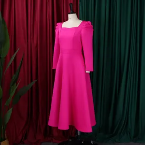 Detail von rosarotem Kleid mit quadratischem Ausschnitt und Puffärmeln auf einer Schneiderpuppe