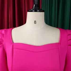 Detailansicht des quadratischen Ausschnitts und der Falten am rosa Abendkleid