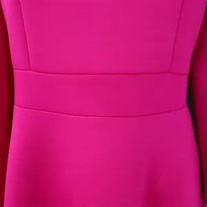 Detail der hohen Taille und der pinkfarbenen Stofftextur bei einem Kleid