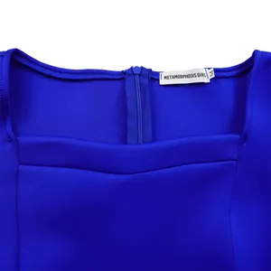 Detail von quadratischem Ausschnitt und verdecktem Reißverschluss am blauen Kleid
