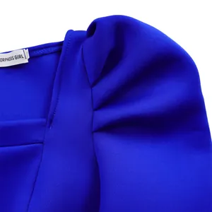 Detail des eckigen Ausschnitts und der Puffärmelnähte am königsblauen Kleid