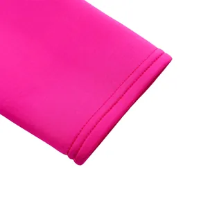 Detaillierte Nahaufnahme des doppelten Saums an einem rosa Strickkleid aus Feinstrick