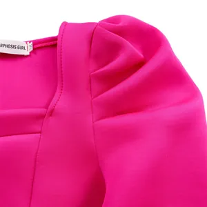 Detailansicht von Karree-Ausschnitt und Puffärmeln am rosafarbenen Kleid mit Etikett Gr. M