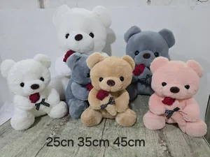 Detalle que muestra ositos de peluche con rosas rojas en colores blanco, gris y rosa