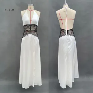 Dettagli del vestito in raso bianco con pizzo nero in vita e spacco laterale alto