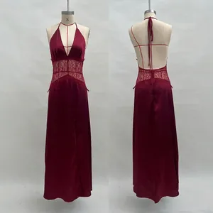 Dettaglio dell'abito lungo in raso rosso vino con design in pizzo schiena scoperta e scollo a V