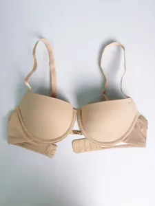 Dettaglio reggiseno push-up senza cuciture con gancio in metallo e spalline sottili