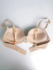 Dettaglio reggiseno push-up con chiusura a quattro file e spalline sottili regolabili