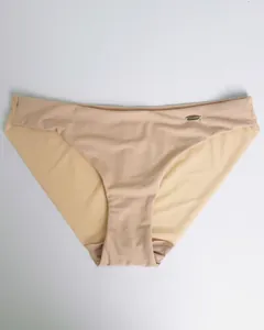 Dettaglio slip bikini senza cuciture nude con tessuto liscio e placca logo in oro