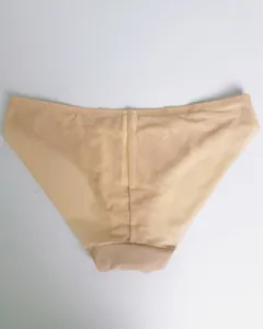 Dettaglio del tessuto a rete beige traspirante e cuciture piatte per biancheria intima