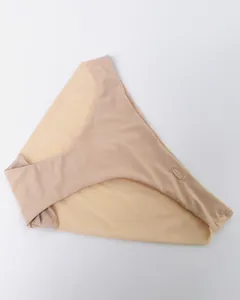 Dettaglio di slip senza cuciture con tessuto a rete e piccolo ciondolo dorato logo