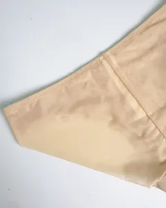 Vista macro del tessuto a rete traspirante e cuciture piatte sul reggiseno beige