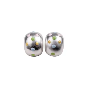 Elegantes pendientes ovales con acabado plateado y lunares de esmalte de colores para diario