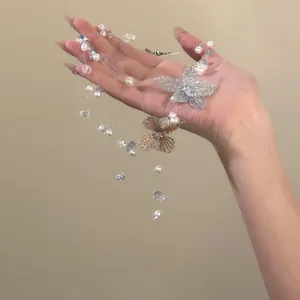 Détail d'un collier multicouche de style féerique avec des fleurs et des perles.