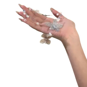 Collier élégant en perles de cristal multicouche avec breloques fleurs et papillons