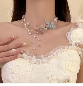 Détail en gros plan du collier de perles et cristaux multicouche avec papillons