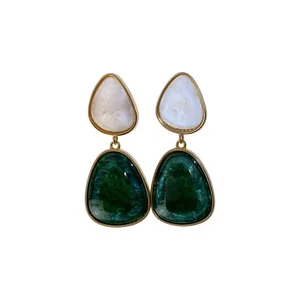 Eleganti orecchini pendenti in resina vintage con ciondoli perlati verde e bianco