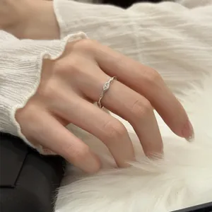 Exquisiter minimalistischer silberner offener Ring mit funkelndem Zirkonia an der Hand