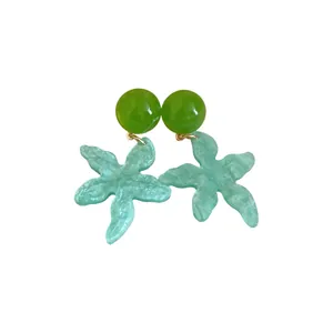 Orecchini a pendente a forma di stella marina verde menta con finitura glitterata
