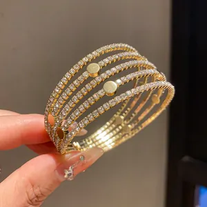 Bracelet jonc multicouche doré de luxe avec zircons cubiques et motifs géométriques