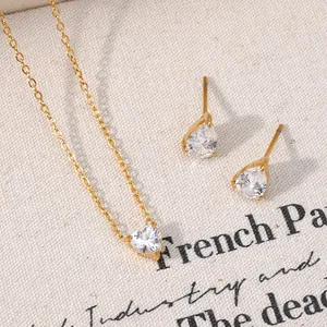 Set di gioielli minimalisti in acciaio inossidabile con collana a cuore e orecchini