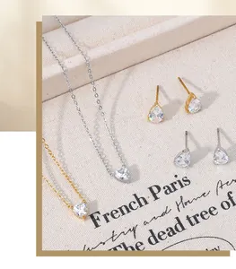 Dettaglio del set collana cuore in zircone e orecchini a goccia in oro e argento