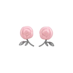 Eleganti orecchini a perno a rosa rosa con steli in argento e zirconi scintillanti.