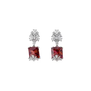 Eleganti orecchini color argento con zircone rosso e pietre floreali bianche lucenti.