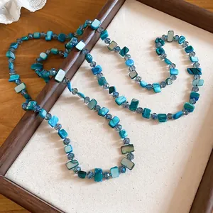 Collier long élégant en perles de coquillage irrégulières avec cristaux bleu sarcelle