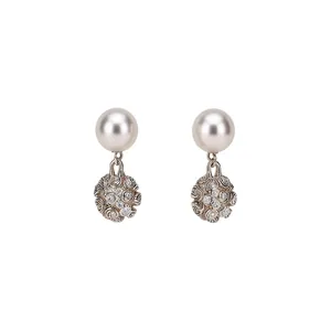 Eleganti orecchini pendenti in argento con perle bianche e grappoli di zirconi brillanti