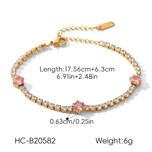 Vue détaillée d'un bracelet de tennis en acier inoxydable plaqué or 18 carats et zircons