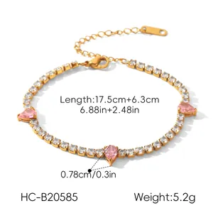 Vue détaillée du bracelet tennis plaqué or 18k avec zircons poires roses et pierres claires.