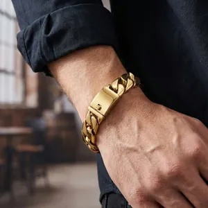 Nahaufnahme eines goldenen Panzerarmbands für Herren mit sicherem Vierkantverschluss am Handgelenk